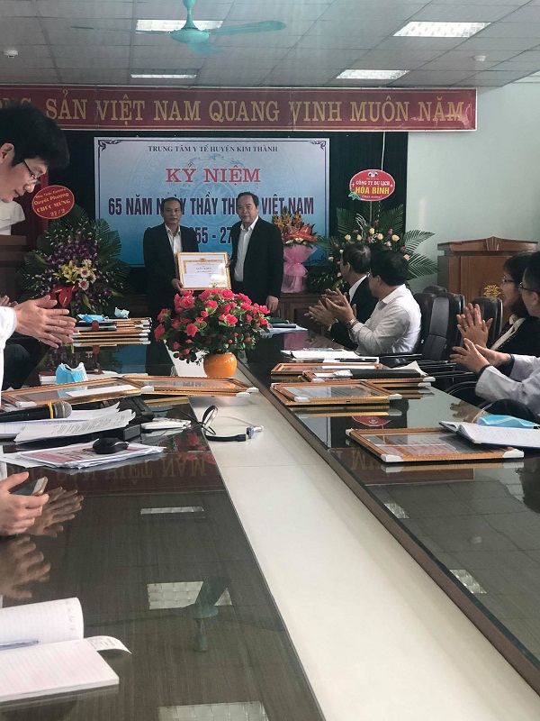 Trung tâm Y tế huyện Kim Thành tặng giấy khen và các phần thưởng cho cán bộ, viên chức đạt thành tích trong năm 2019 nhân kỷ niệm  65 năm ngày thầy thuốc Việt Nam (27/2/1965- 27/2/2020)