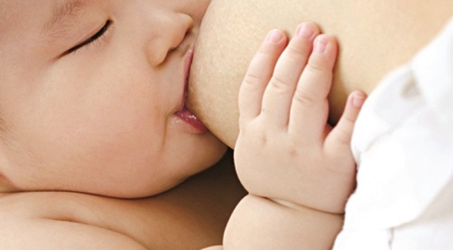 Nuôi con bằng sữa mẹ giúp đứa trẻ phát triển toàn diện, khỏe mạnh