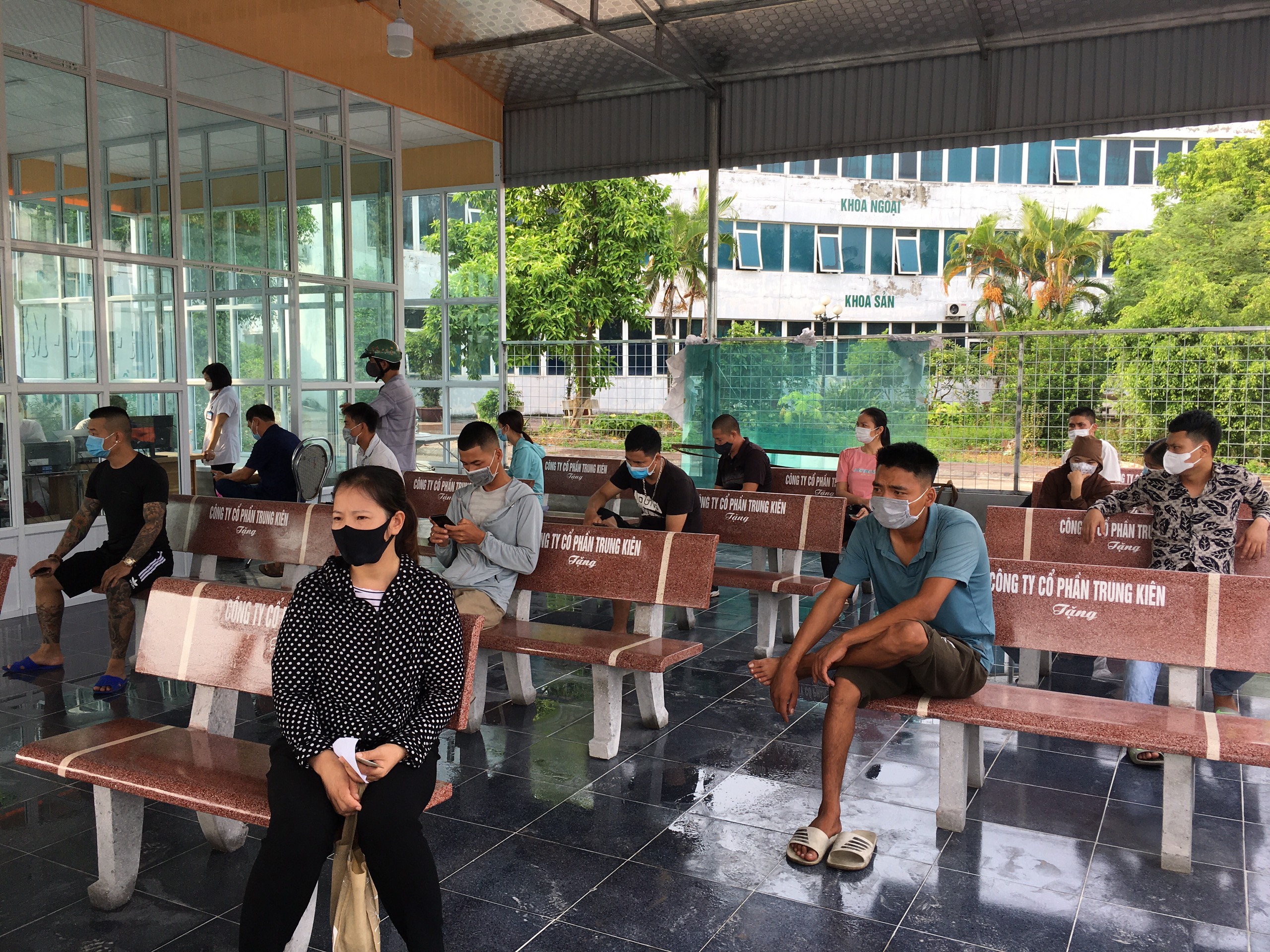 TTYT Kim Thành được tặng 40 ghế đá phục vụ người dân đến xét nghiệm sàng lọc Covid-19