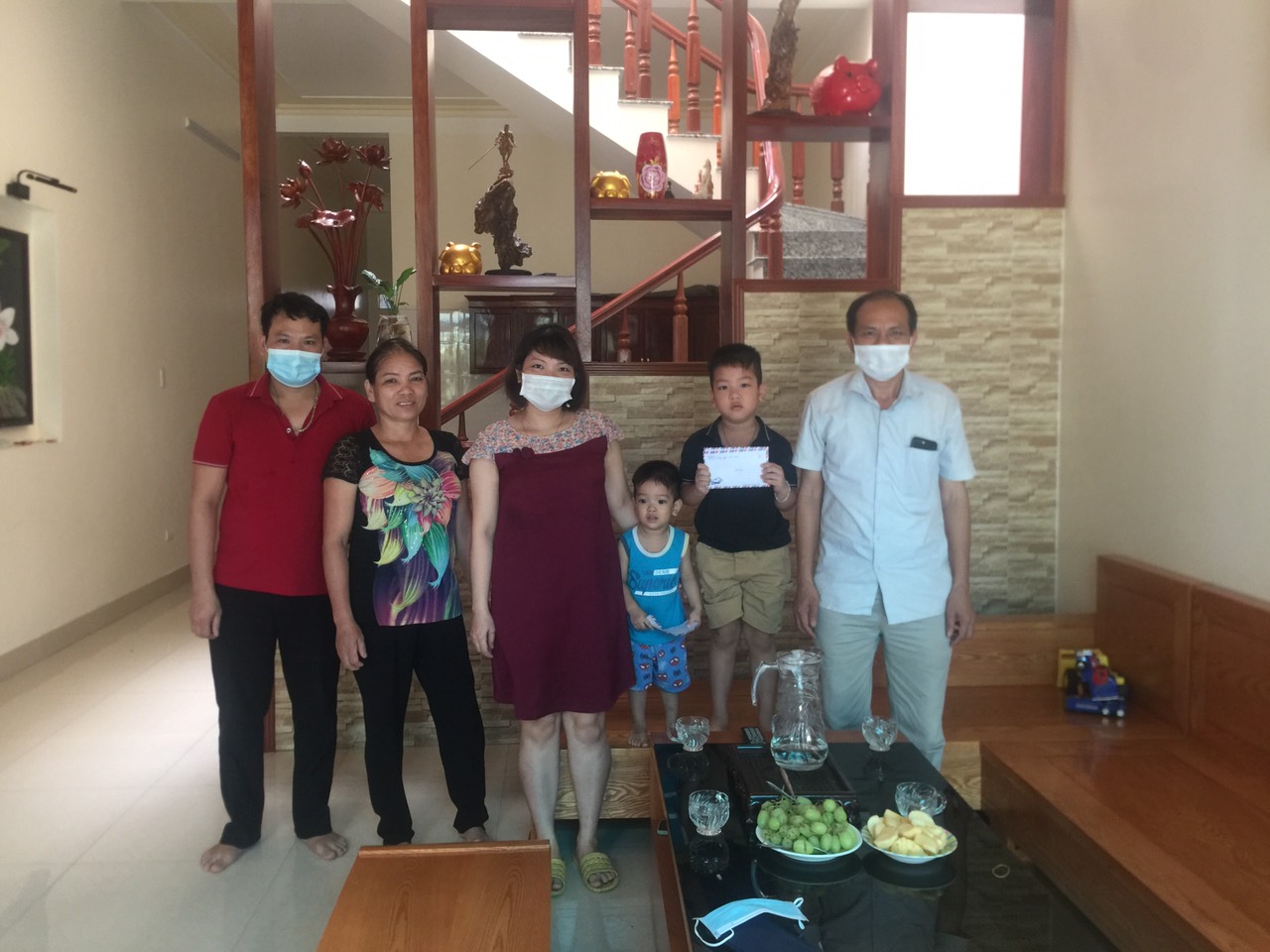 CĐCS Trung tâm Y tế huyện Kim Thành tặng quà Tết Trung thu cho con cán bộ tham gia chống dịch tại TP Hồ Chí Minh