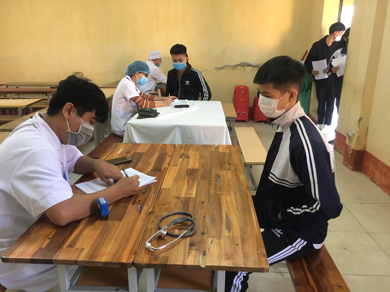 TTYT Kim Thành tổ chức tiêm mũi 1 cho các đối tượng học sinh từ 15-17 tuổi