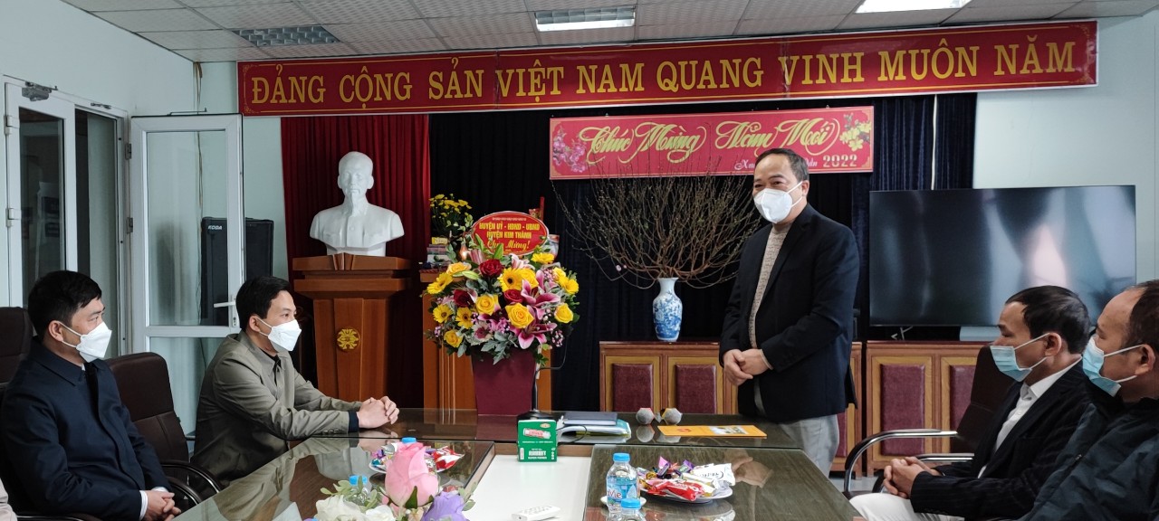 Lãnh đạo Huyện ủy Kim Thành chúc Tết TTYT huyện và tặng quà người bệnh nội trú