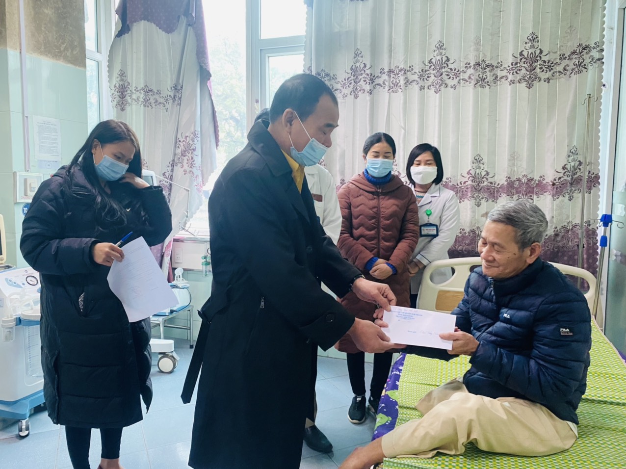 Tặng quà cho bệnh nhân nghèo đang điều trị tại Trung tâm Y tế huyện Kim Thành