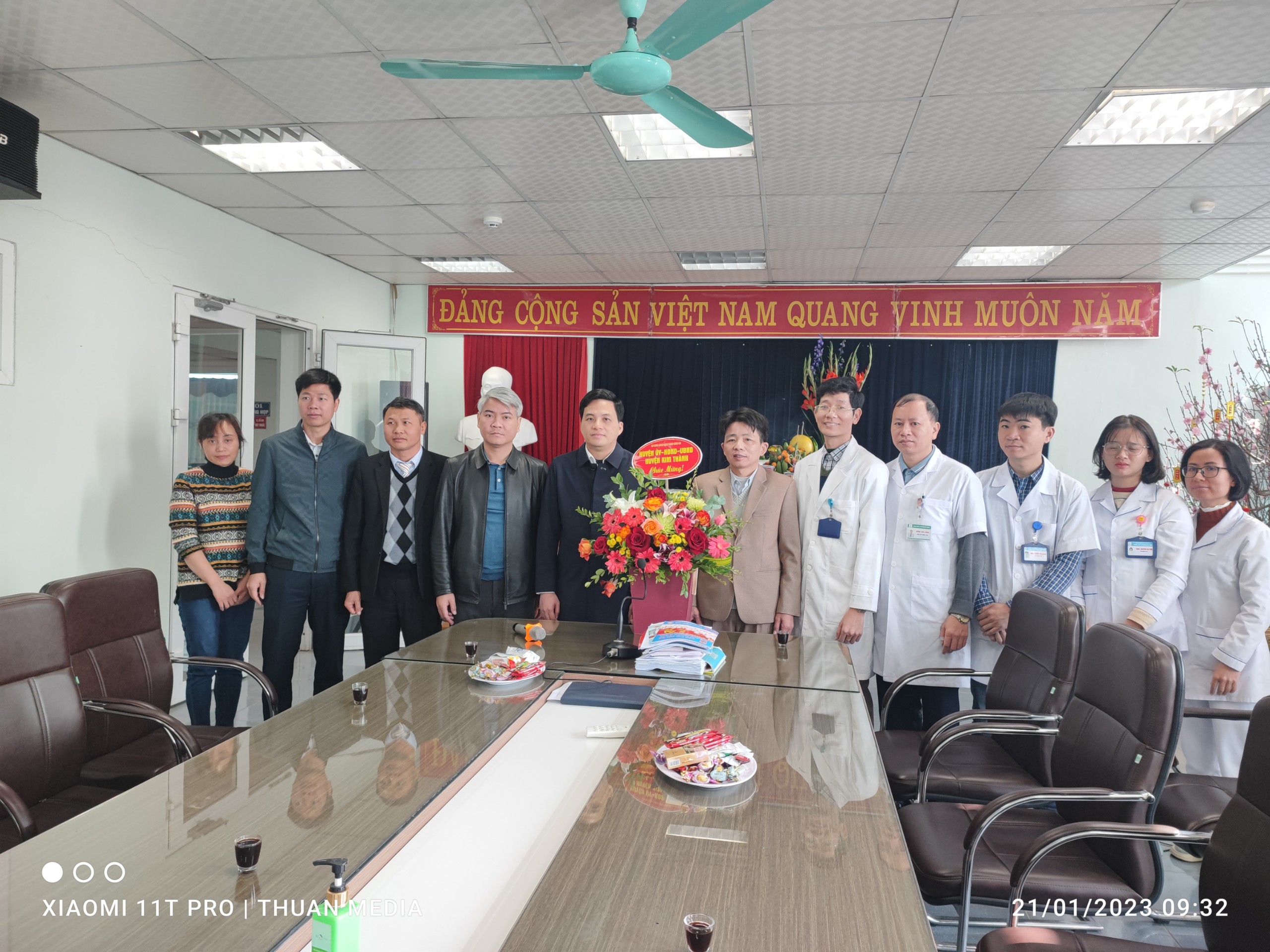 Lãnh đạo Huyện ủy Kim Thành chúc Tết TTYT huyện và tặng quà người bệnh nội trú