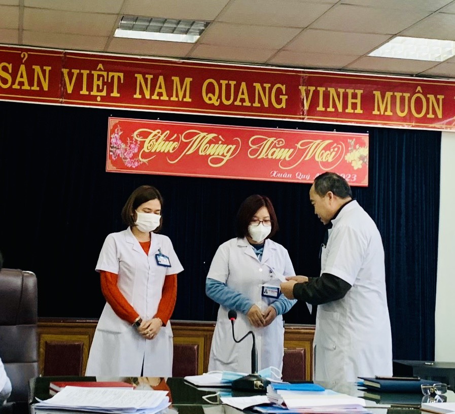 Kim Thành: 9 cán bộ y tế hiến máu cứu bệnh nhân