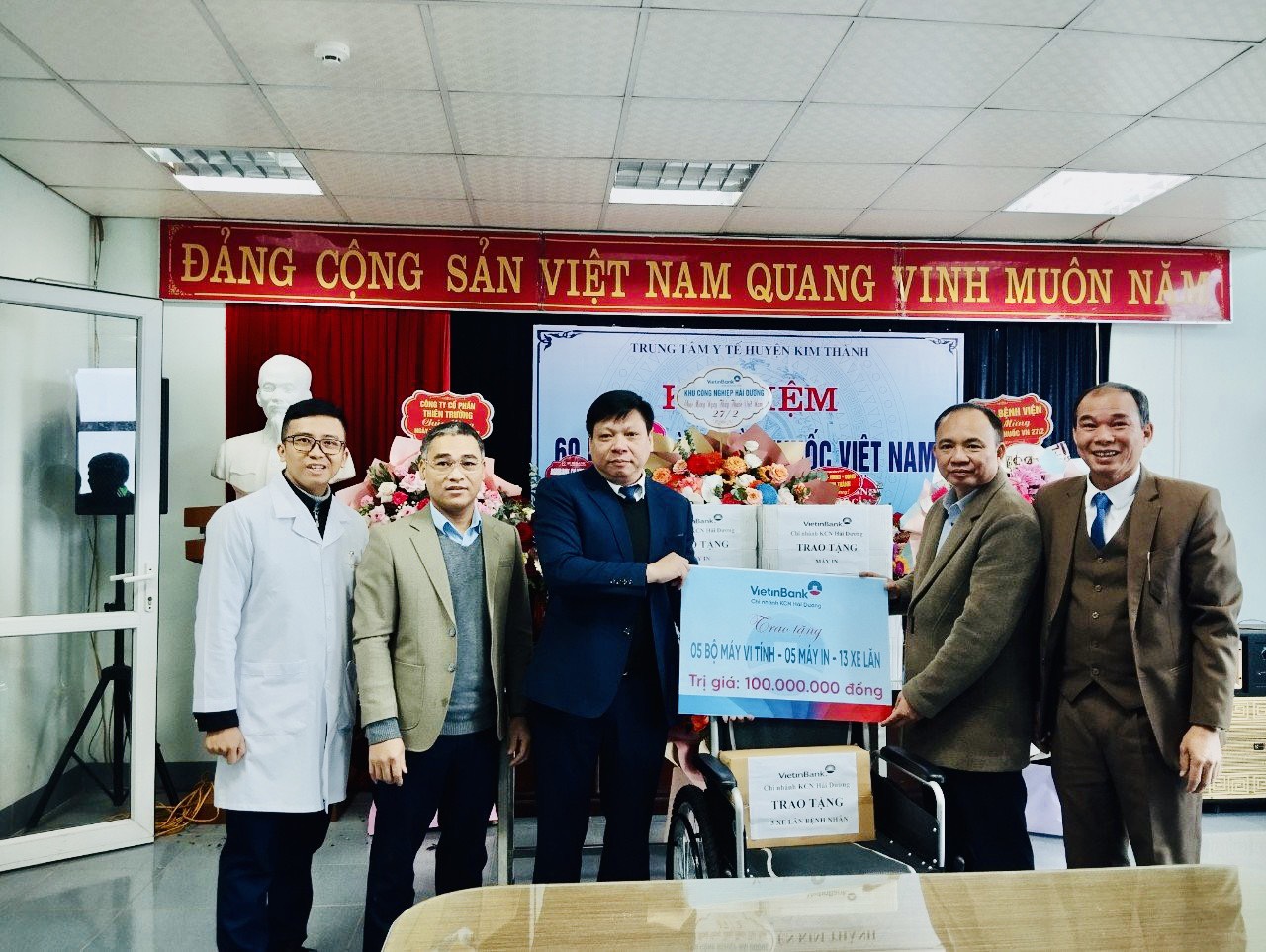 VietinBank trao tặng quà trị giá 100 triệu đồng tại TTYT huyện Kim Thành 