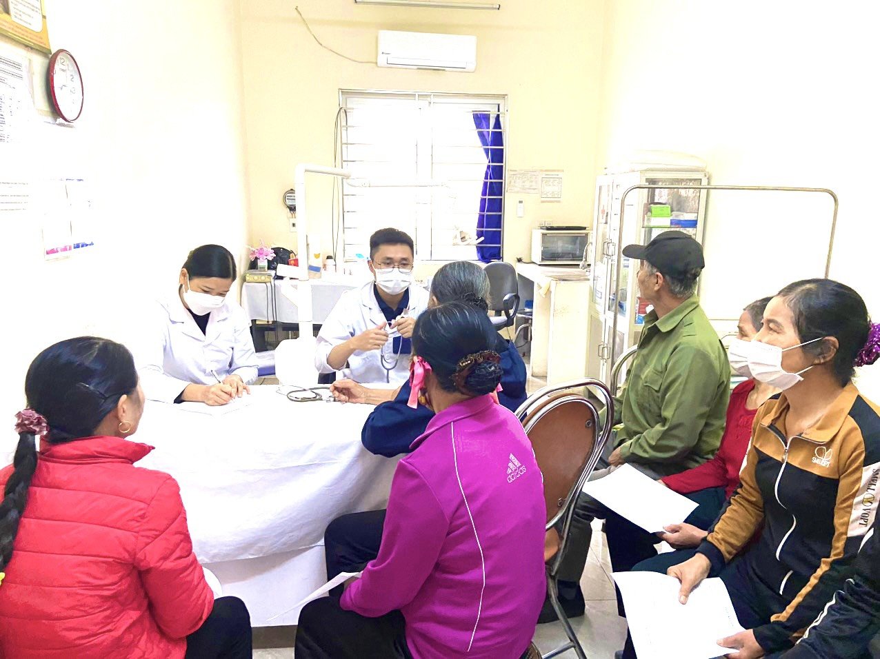 Chi đoàn Trung tâm Y tế huyện Kim Thành khám bệnh tình nguyện, phát thuốc miễn phí tại xã Tuấn Việt, huyện Kim Thành.