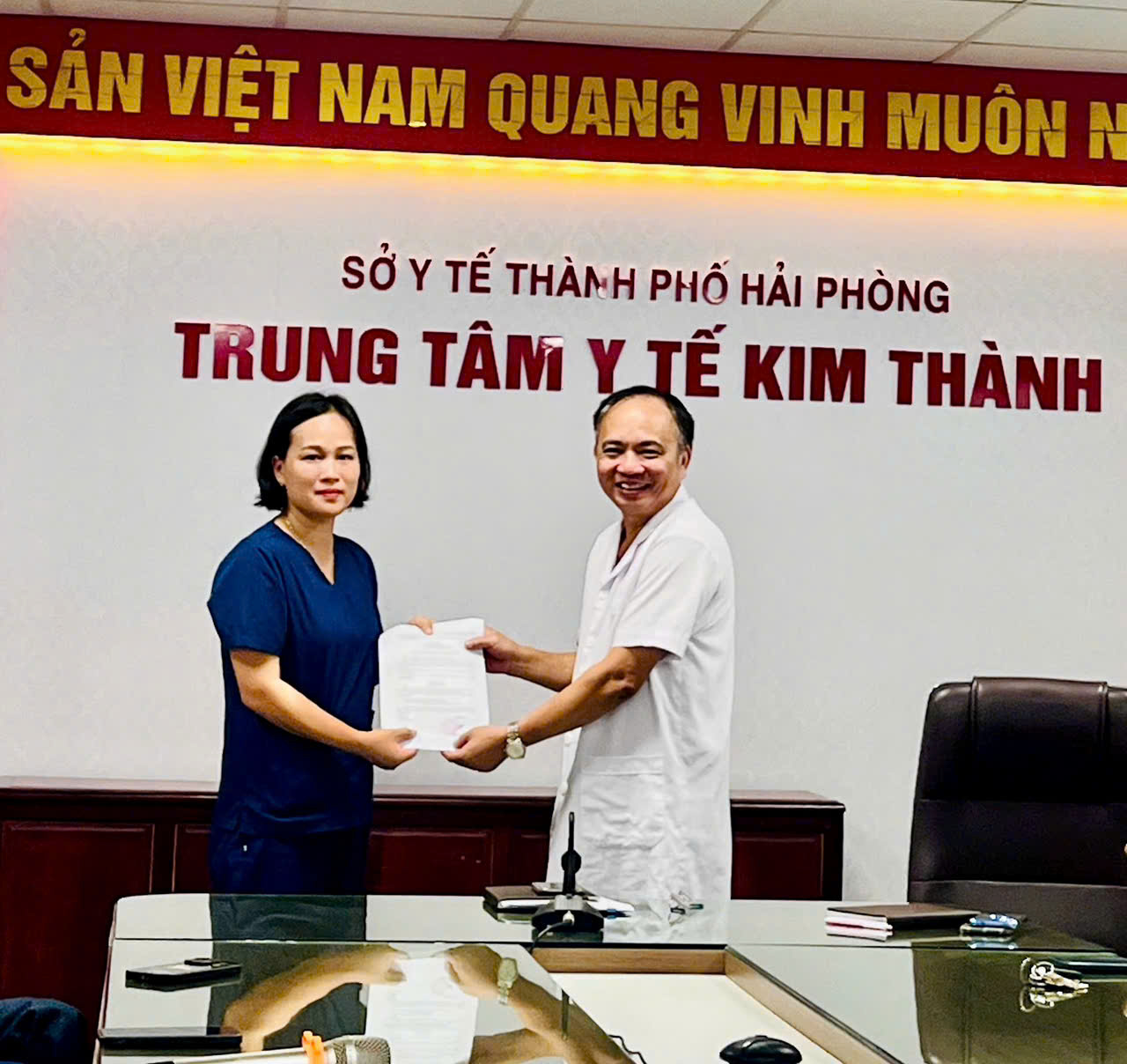 Cán bộ y tế hiến máu cấp cứu bệnh nhân